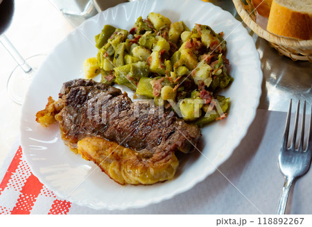 Delicious entrecote with a garnish of vegetables Delicious entrecote with a garnish of vegetables 118892267