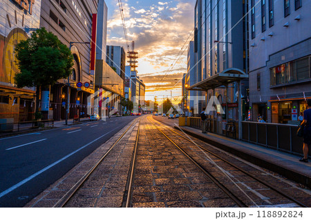 夕暮れの空と伊予鉄道の線路と都市風景 118892824
