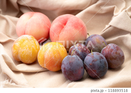 美味しそうな桃とプルーンと黄色のプラム（すもも） 118893518