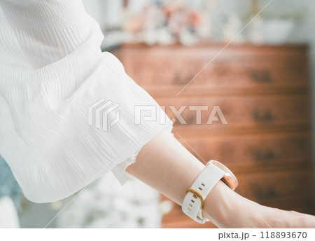 手を伸ばす女性 118893670