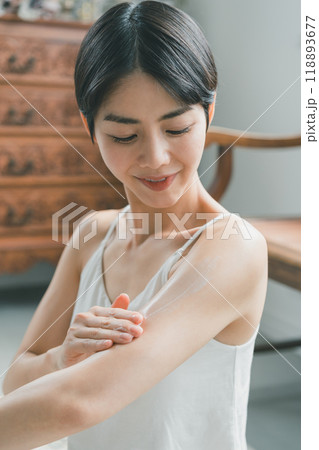 ボディクリームを腕に塗る若い女性 ボディクリームを腕に塗る若い女性 118893677
