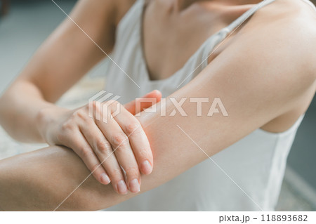 ボディクリームを二の腕に塗る女性 118893682