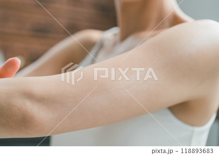 ボディクリームを二の腕に塗る女性 ボディクリームを二の腕に塗る女性 118893683