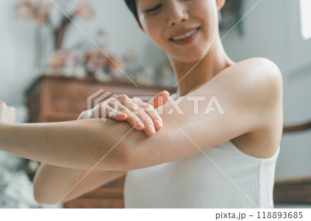 ボディクリームを腕に塗る若い女性 118893685