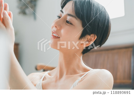 若い女性のハンドケア 118893691