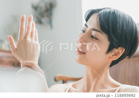 若い女性のハンドケア 若い女性のハンドケア 118893692