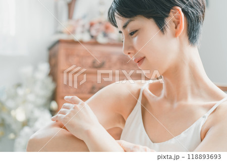 ボディクリームを腕に塗る若い女性 118893693
