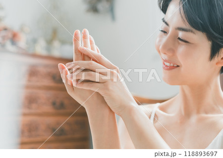 若い女性のハンドケア 若い女性のハンドケア 118893697