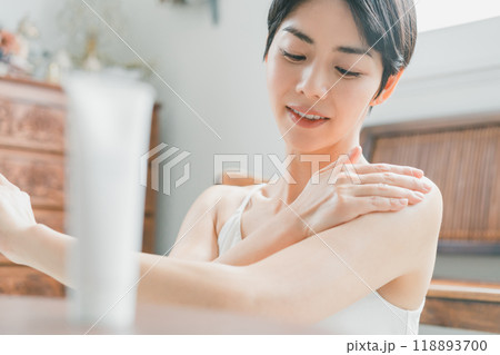 ボディクリームを腕に塗る若い女性 ボディクリームを腕に塗る若い女性 118893700