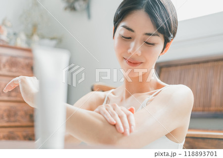 ボディクリームを腕に塗る若い女性 ボディクリームを腕に塗る若い女性 118893701