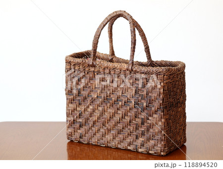 蔓の皮で編んだ買い物かご 118894520