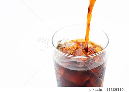 グラスに注がれるアイスコーヒーのクローズアップ グラスに注がれるアイスコーヒーのクローズアップ 118895104