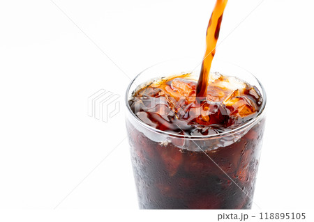 グラスに注がれるアイスコーヒーのクローズアップ グラスに注がれるアイスコーヒーのクローズアップ 118895105