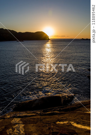 世界遺産「鬼ヶ城」(三重県・熊野市)の朝焼け 118895462