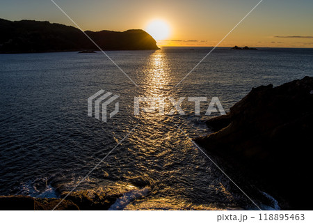 世界遺産「鬼ヶ城」(三重県・熊野市)の朝焼け 世界遺産「鬼ヶ城」(三重県・熊野市)の朝焼け 118895463