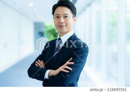 オフィスの廊下に立つビジネスマン 118895561