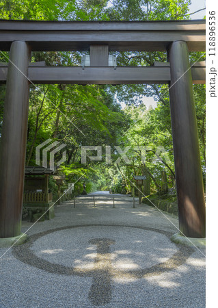 石上神宮 大鳥居の下に描かれた不思議な文様(奈良県天理市) 石上神宮 大鳥居の下に描かれた不思議な文様(奈良県天理市) 118896536