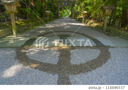 石上神宮　大鳥居の下に描かれた不思議な文様（奈良県天理市） 118896537