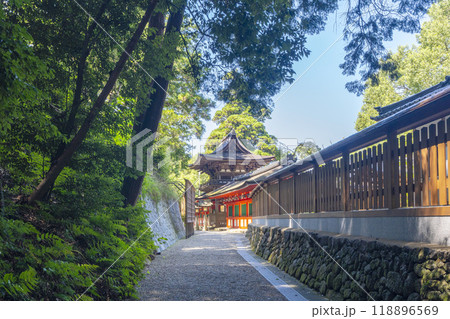 石上神宮　楼門（奈良県天理市） 118896569