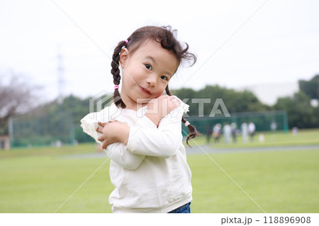公園で遊ぶ幼児 公園で遊ぶ幼児 118896908