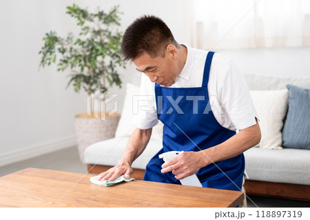 青色のエプロンを付けた白いポロシャツのシニア男性のハウスキーパー 青色のエプロンを付けた白いポロシャツのシニア男性のハウスキーパー 118897319