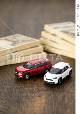 車のミニチュアと札束（新紙幣） 118897348