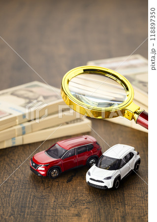 車のミニチュアと札束(新紙幣+虫メガネ) 車のミニチュアと札束(新紙幣+虫メガネ) 118897350