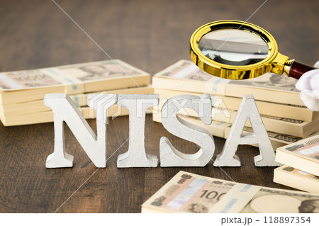NISAの文字と新紙幣の札束（+虫メガネ） 118897354