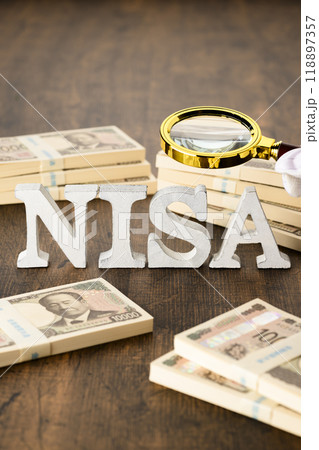 NISAの文字と新紙幣の札束（+虫メガネ） 118897357