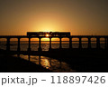 金河鉄道・惣郷川橋梁が金色に染まる瞬間 118897426