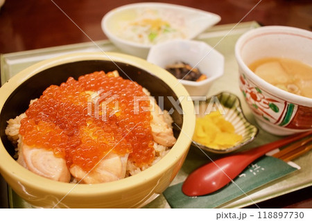 赤い宝石いくらがたっぷり乗った贅沢はらこ飯 118897730