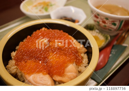 秋に宮城県に行くなら美味しいはらこ飯を 118897736