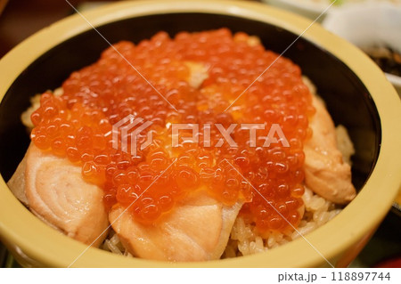 いくらがどんぶりに広がる贅沢なはらこ飯 いくらがどんぶりに広がる贅沢なはらこ飯 118897744