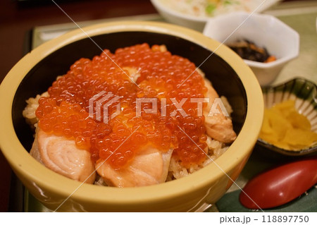 いくらと鮭の贅沢なはらこ飯 118897750