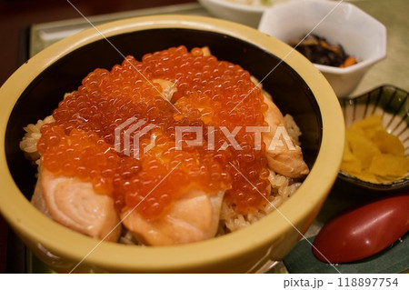 秋の味覚、はらこ飯 118897754