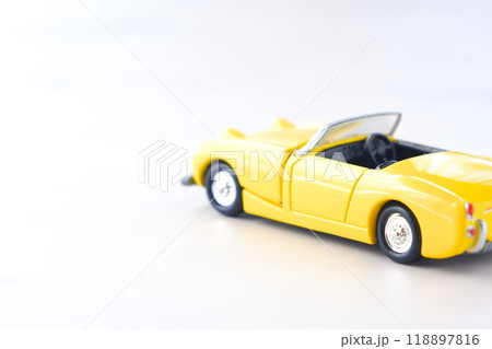 ふたり乗りのオープンカーで、気ままなドライブ旅行を満喫するイメージ画像 118897816