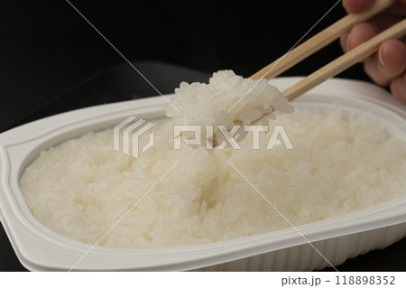 レトルトご飯　パックご飯 箸で持ち上げる 118898352