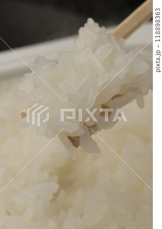 レトルトご飯　パックご飯 箸で持ち上げる 118898363