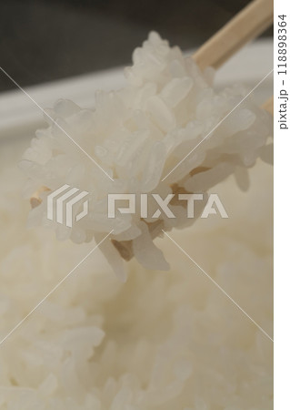 レトルトご飯　パックご飯 箸で持ち上げる 118898364
