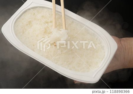 レトルトご飯　パックご飯 箸で持ち上げる 118898366