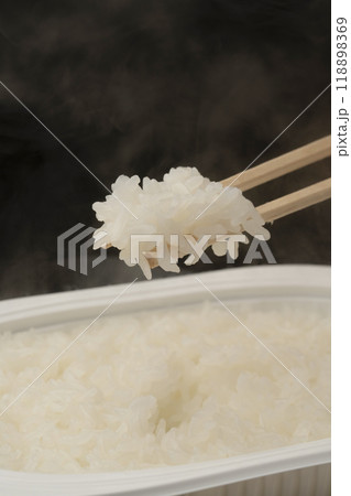 レトルトご飯　パックご飯 箸で持ち上げる 118898369