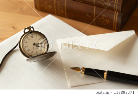 便箋・封筒のレトロイメージ 手紙 便箋 自筆 挨拶状 遺言書作成 便箋・封筒のレトロイメージ 手紙 便箋 自筆 挨拶状 遺言書作成 118898371