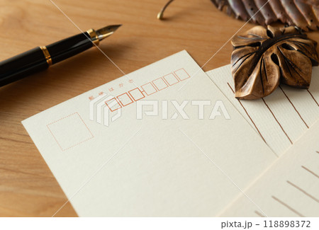 ハガキを書く 挨拶状 郵便はがき ハガキを書く 挨拶状 郵便はがき 118898372