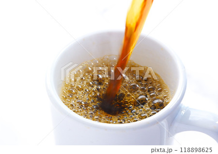 淹れたての新鮮で美味しいコーヒーを、ゆっくりマグカップに注ぐ 淹れたての新鮮で美味しいコーヒーを、ゆっくりマグカップに注ぐ 118898625