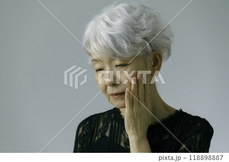 落ち込む白髪のシニア女性 118898887