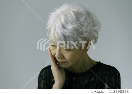 落ち込む白髪のシニア女性 落ち込む白髪のシニア女性 118898888