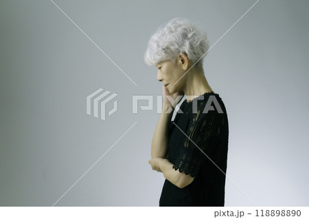 落ち込む白髪のシニア女性 落ち込む白髪のシニア女性 118898890