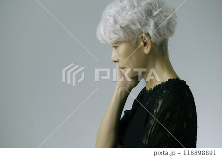 落ち込む白髪のシニア女性 118898891