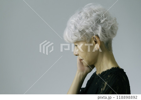 落ち込む白髪のシニア女性 118898892