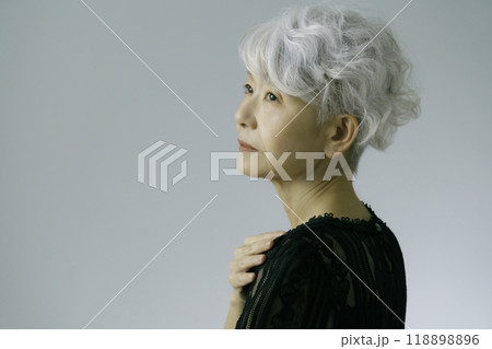 落ち込む白髪のシニア女性 118898896